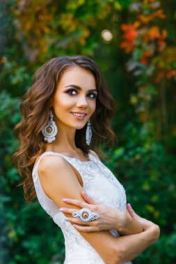 Uzun kıvırcık saçlı güzel genç gelin