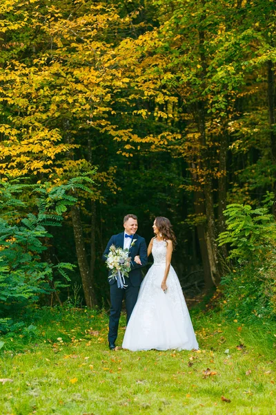 Элегантная кудрявая невеста и стильный жених — стоковое фото