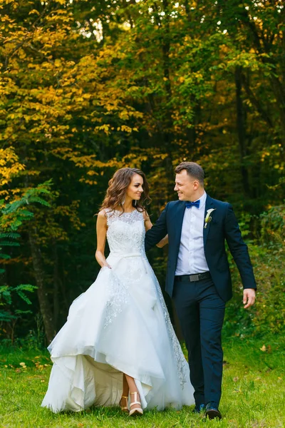 Elegante krullend bruid en stijlvolle bruidegom — Stockfoto