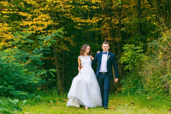 Elegant curly bride and stylish groom — Stock Photo, Image