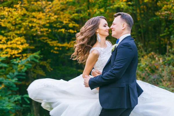 Elegante krullend bruid en stijlvolle bruidegom — Stockfoto