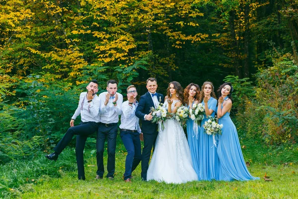 Шафера и подружки невесты — стоковое фото