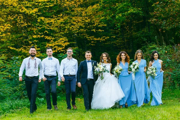 Groomsmen en bruidsmeisjes — Stockfoto