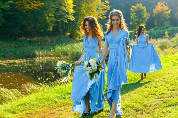 Три прекрасные подружки невесты — стоковое фото