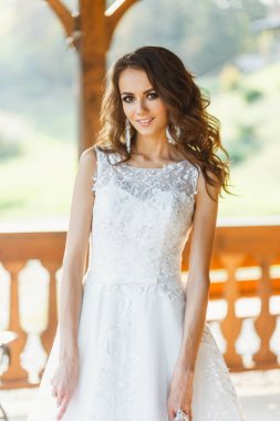 Uzun kıvırcık saçlı güzel bir genç kadın.