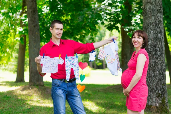 Giovane coppia uomo e la sua moglie incinta — Foto Stock