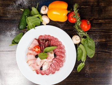 dilimlenmiş et ürünleri ile çanak