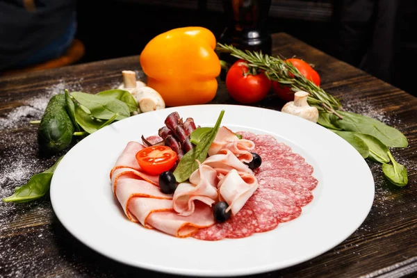 Plato con productos cárnicos en rodajas —  Fotos de Stock