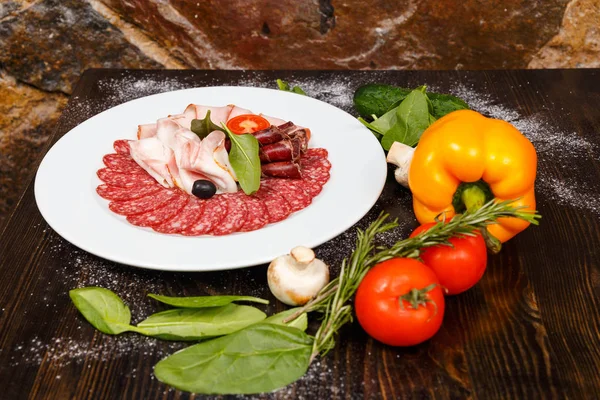 Plato con productos cárnicos en rodajas —  Fotos de Stock