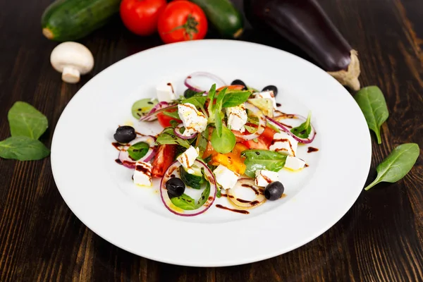 Tallrik med grekisk sallad — Stockfoto