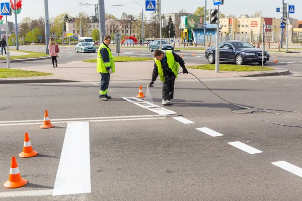 Arbetstagare tillämpas vägmarkeringar — Stockfoto