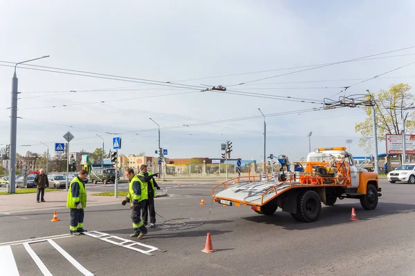 Werknemers toegepast wegmarkeringen — Stockfoto