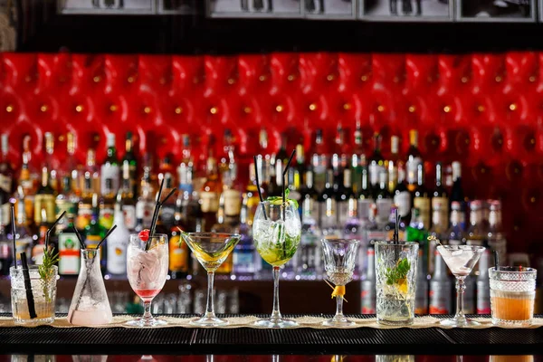 The visitors left empty glasses for cocktails — Stock Photo, Image