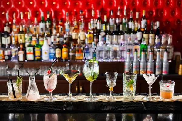 De bezoekers nog lege glazen voor cocktails — Stockfoto