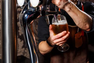 Barmen bira cam içine dökülen.