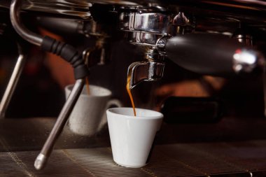 Taze espresso kahve makinesi bir kafede dökülen