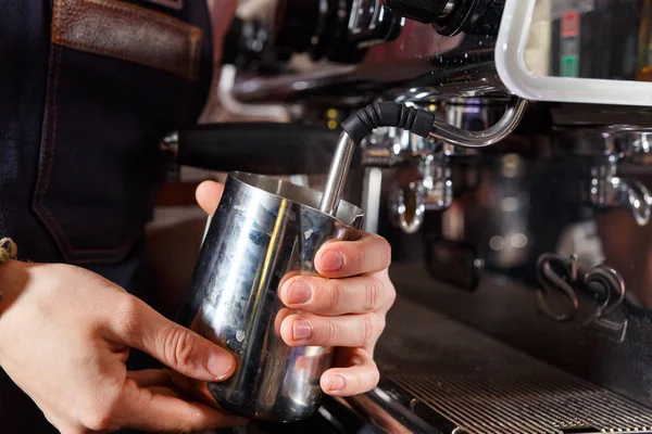 Bartender fazendo café — Fotografia de Stock