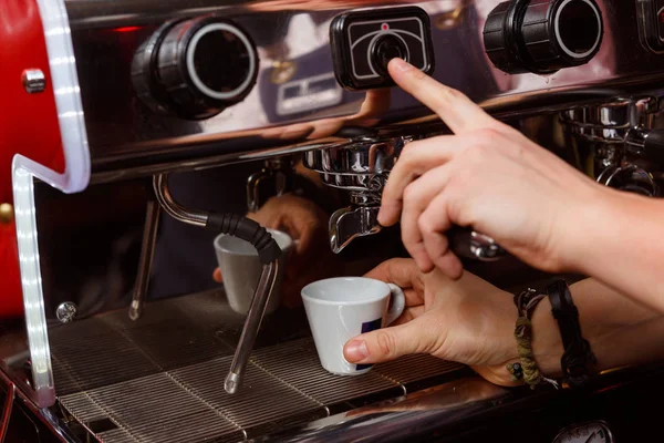 Cantinero haciendo café —  Fotos de Stock