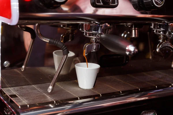 Taze espresso kahve makinesi bir kafede dökülen — Stok fotoğraf