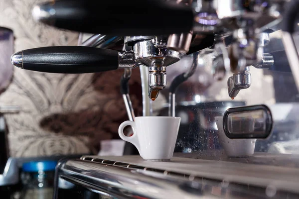 Ekspres do kawy w kawiarni wylewa świeżym espresso — Zdjęcie stockowe