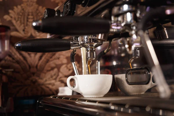 Cafetera en una cafetería vierte café espresso fresco —  Fotos de Stock