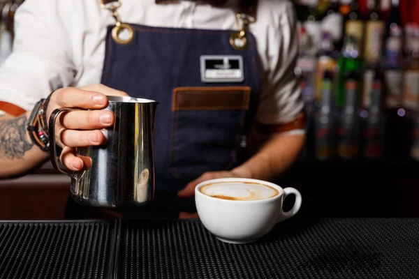 Barista vierte leche haciendo capuchino o latte . —  Fotos de Stock