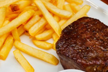 Rustik ızgara biftek ile kızarmış patates