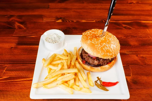 Fresco originale servito hamburger piccante — Foto Stock