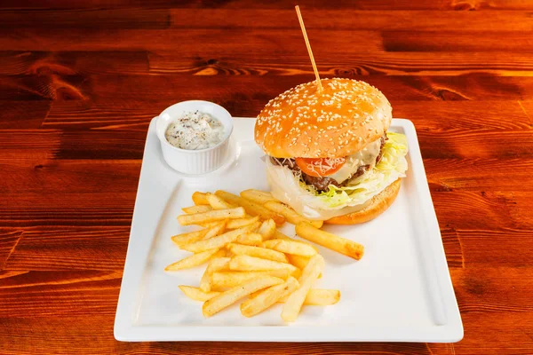 Hamburger fresco su carta . — Foto Stock