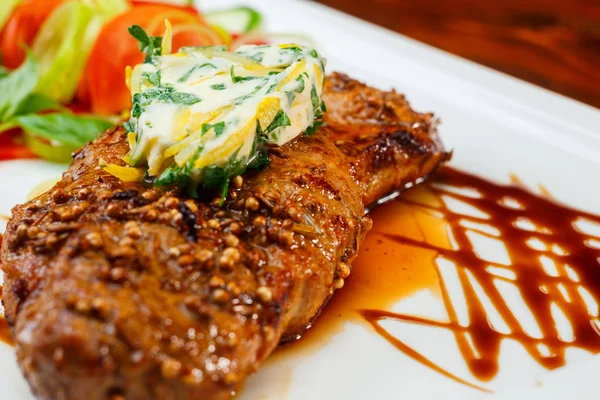 Filete de res a la parrilla rústico con queso francés — Foto de Stock