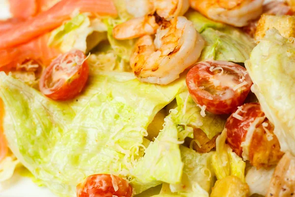 Contexte de la salade de laitue romaine aux crevettes, saumon fumé, croûtons, poulet grillé, tomates cerises avec vinaigrette césar et parmesan râpé — Photo