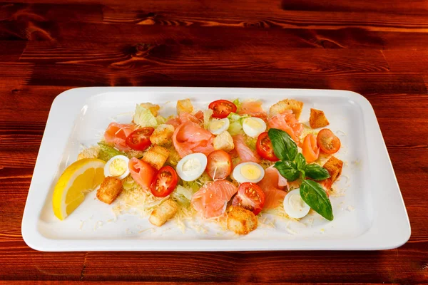 Salade de laitue romaine au saumon fumé, oeufs de caille, croûtons, tomates cerises avec vinaigrette césar — Photo