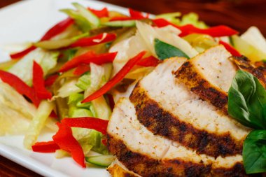 ızgara tavuk göğsü dilimlenmiş