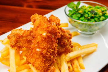 Tavuk nuggets kızartması ve salata ile