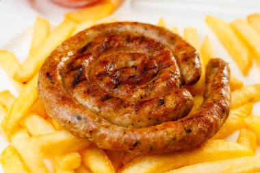 Yangın ızgara sosis, patates, domates salatası ile