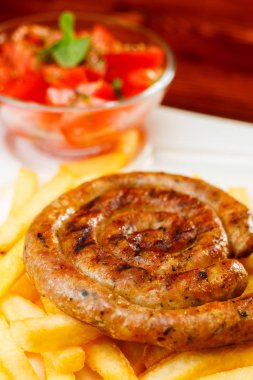 Yangın ızgara sosis, patates, domates salatası ile