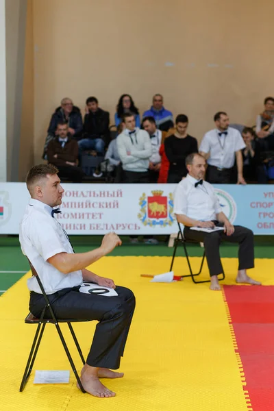 Il giudice nel campionato della regione di Grodno Kyokushin karate — Foto Stock