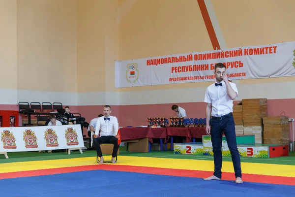 Le juge dans le championnat de la région de Grodno Kyokushin karaté — Photo