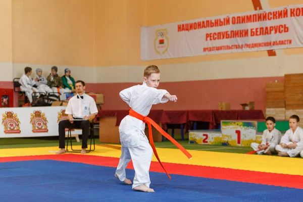 Campeonato de Kata en el campeonato entre los juniors de la región de Grodno Kyokushin karate — Foto de Stock