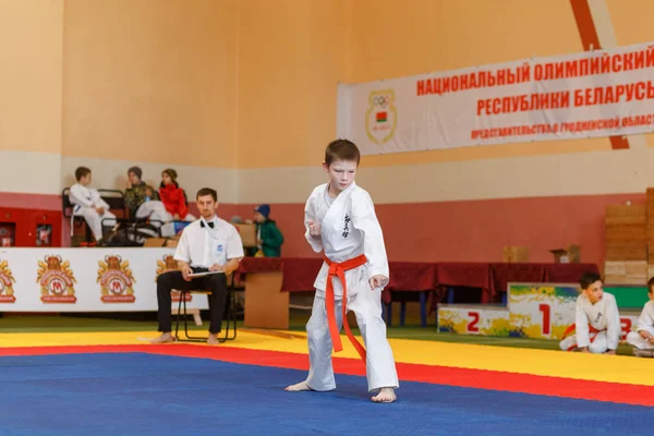 Kata Şampiyonası arasında gençler Grodno bölgenin Kyokushin karate Şampiyonası'nda — Stok fotoğraf