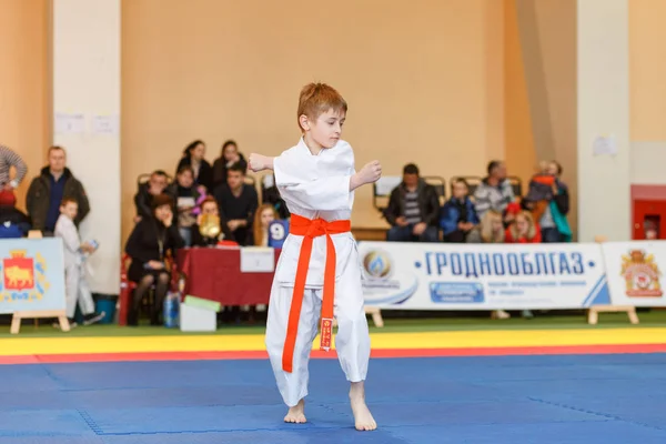 Kata kampioenschap in het kampioenschap onder junioren Grodno regio Kyokushin karate — Stockfoto