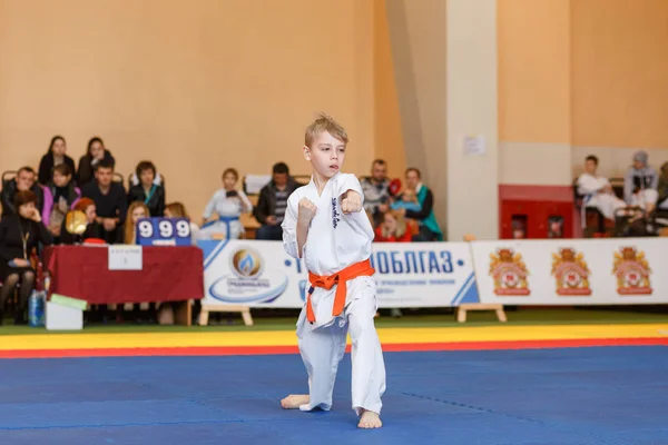 Championnat Kata dans le championnat parmi les juniors de la région de Grodno Kyokushin karaté — Photo