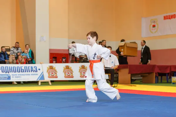 Campeonato de Kata en el campeonato entre los juniors de la región de Grodno Kyokushin karate — Foto de Stock