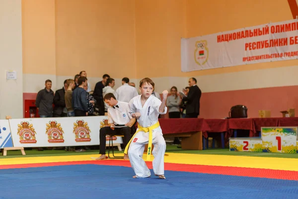 Kata kampioenschap in het kampioenschap onder junioren Grodno regio Kyokushin karate — Stockfoto
