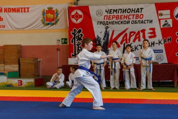 Campeonato de Kata en el campeonato entre los juniors de la región de Grodno Kyokushin karate —  Fotos de Stock