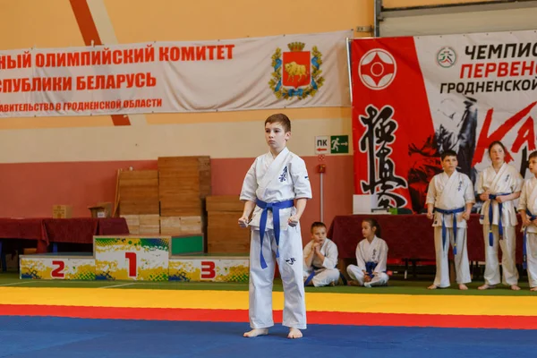 Championnat Kata dans le championnat parmi les juniors de la région de Grodno Kyokushin karaté — Photo