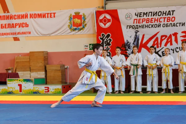 Campeonato de Kata no campeonato entre juniores da região de Grodno Karatê Kyokushin — Fotografia de Stock