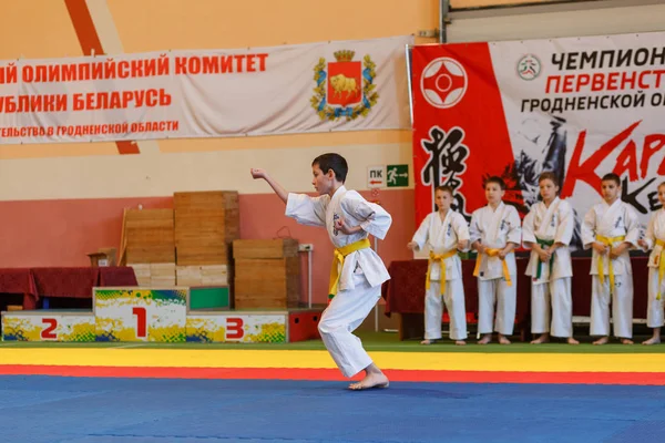 Championnat Kata dans le championnat parmi les juniors de la région de Grodno Kyokushin karaté — Photo