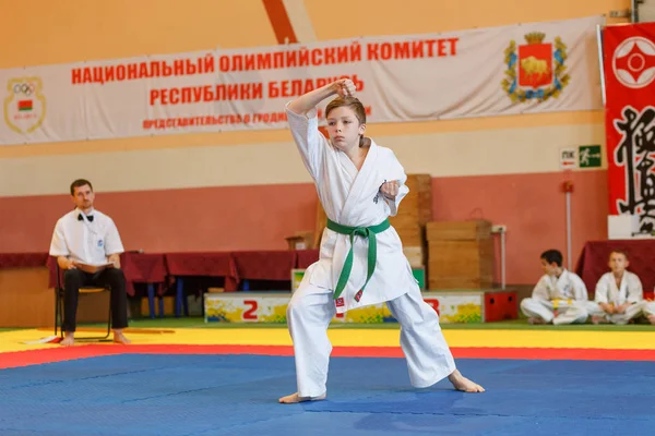 Championnat Kata dans le championnat parmi les juniors de la région de Grodno Kyokushin karaté — Photo