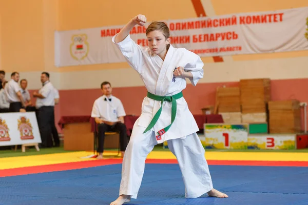 그 로드 노 지역 Kyokushin 가라테의 후배 중 대회에서 카 타 우승 — 스톡 사진